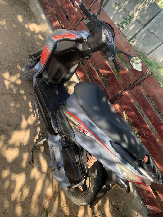 Vând scuter sym 125 4t