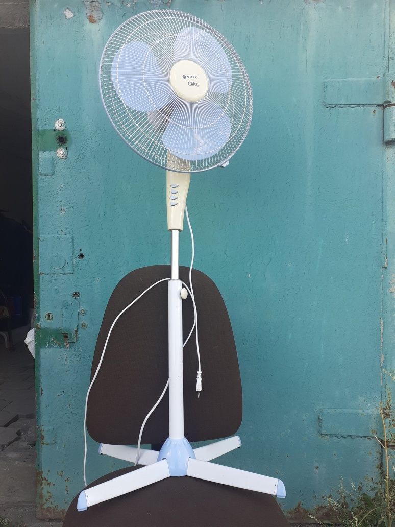 Срочно продам комнатный вентилятор марки VITEK, производство Китай