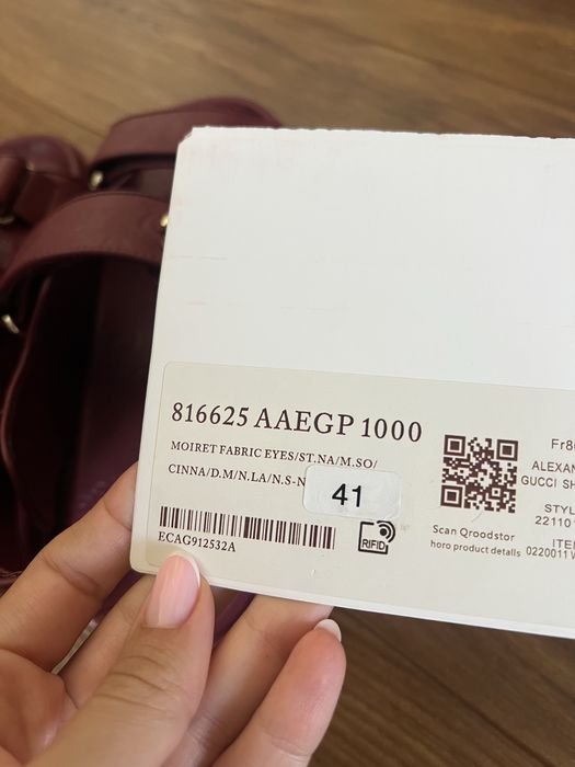 Сандали Gucci.