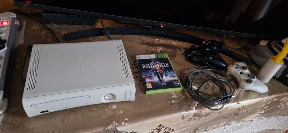 Xbox 360 cu manete si joc