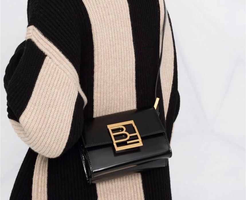 чанта BY FAR със следи от употреба по металния елемент