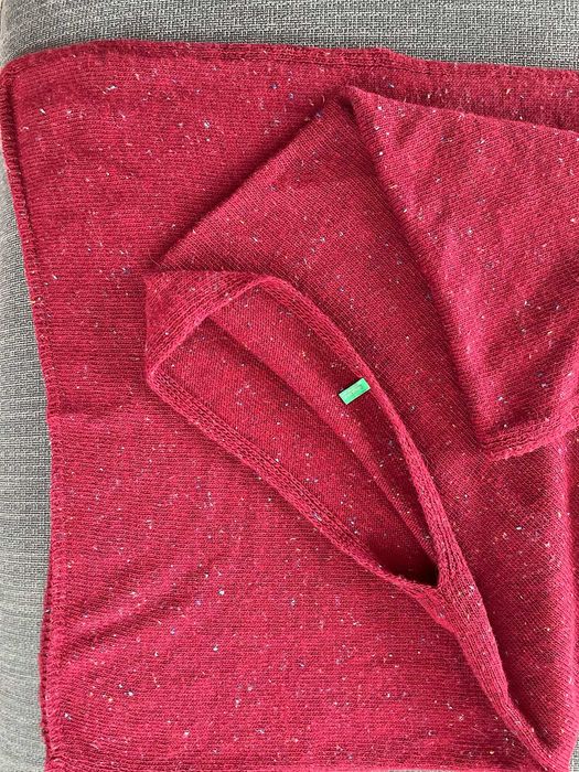 Шалове в жълто и синьо, червено пончо и масленозелена шапка