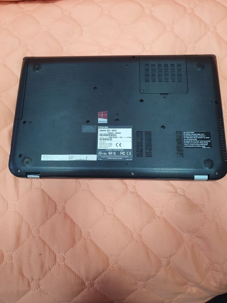 Продавам лаптоп  TOSHIBA satellite S 55 с нова батерия..