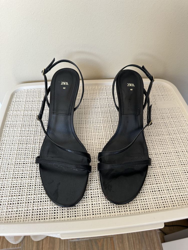 Черни сандали на нисък ток Zara