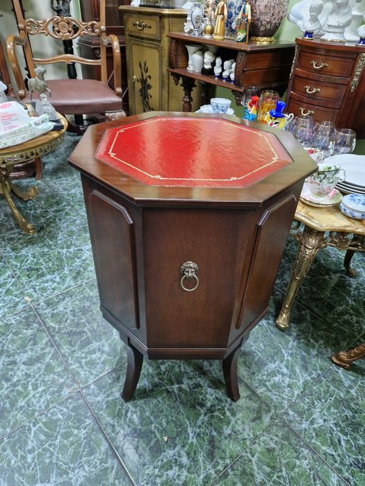 Уникален антикварен английски дървен шкаф бар