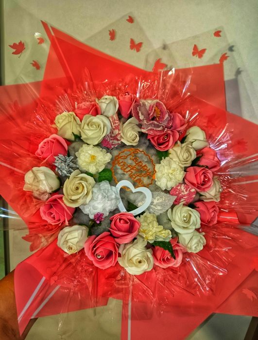 Realizez buchete de flori din satin și săpun, plus diferite ornamente.