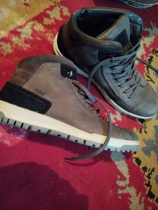 Baschetii adidasii foarte bunii , purtatii de doua orii ,