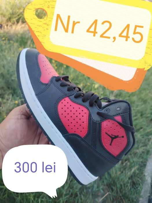 De vânzare pantofi sport diferite modele