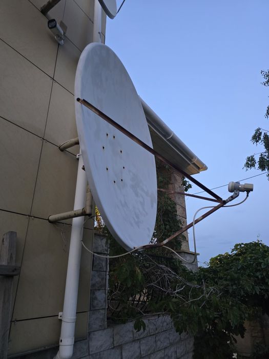 Тарелка спутникового ТВ