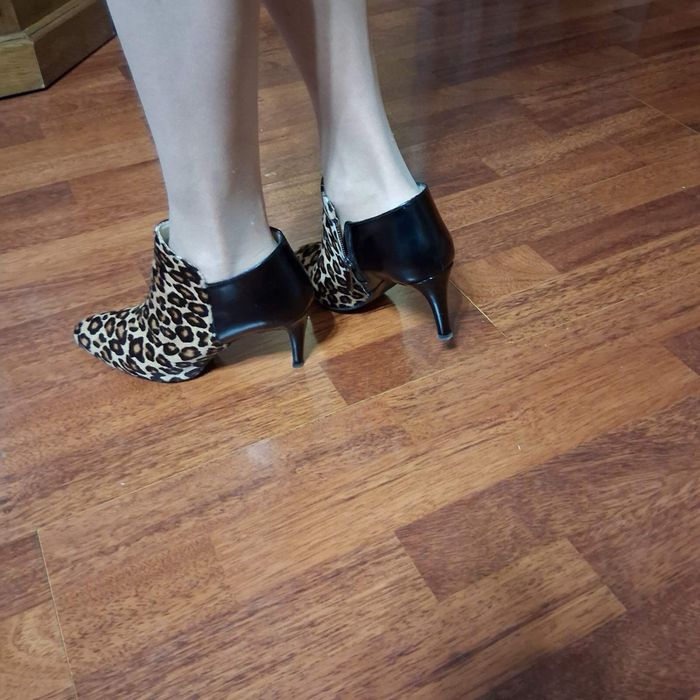 Елегантни кожени дамски боти