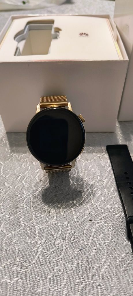 Продавам 2 смарт часовника Huawei Watch GT 3 (мъжки и дамски) + Подаръ