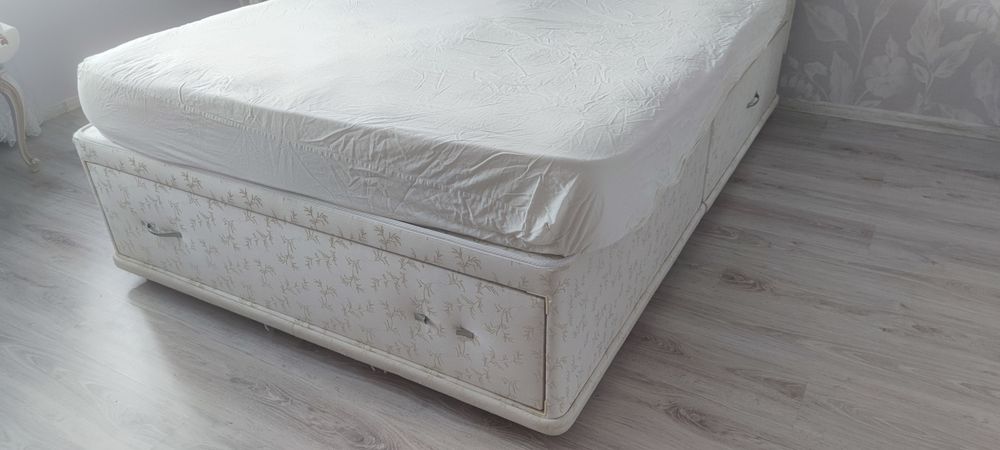 Тапицирана спалня с табла