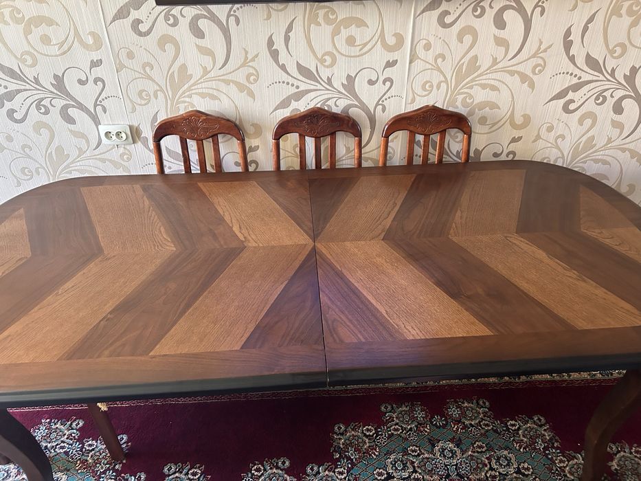 Продается стол со стульями