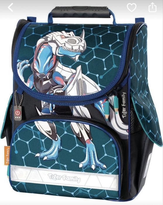 Полный комплект школьной формы, обуви и портфель для первого класса