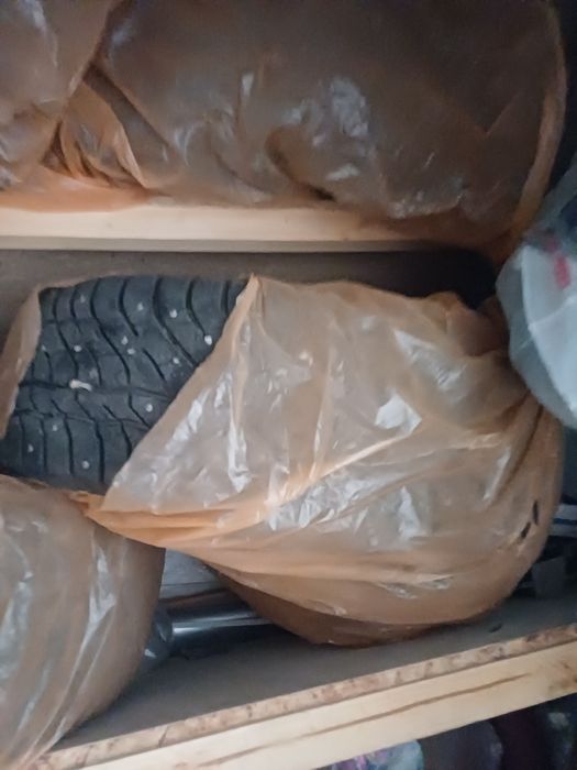 Продам бу зимние шины на кроссовер R18