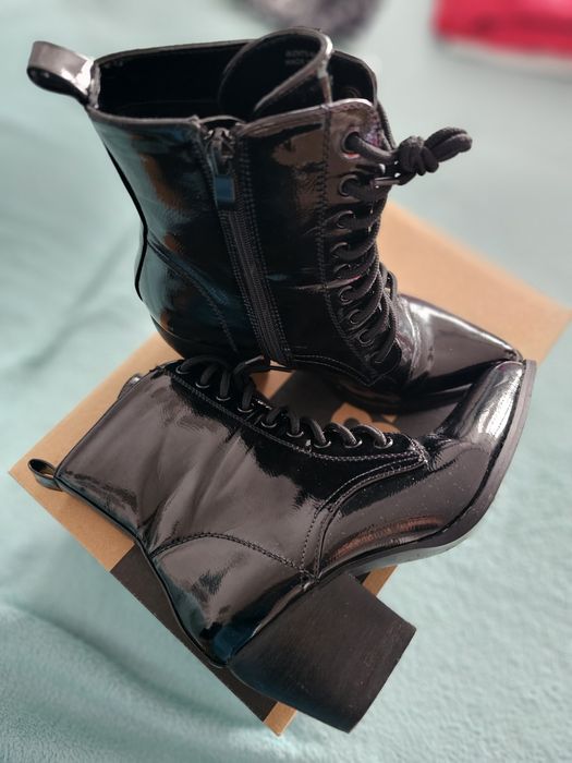 Vând ghete damă lăcuite mărimea 37 !