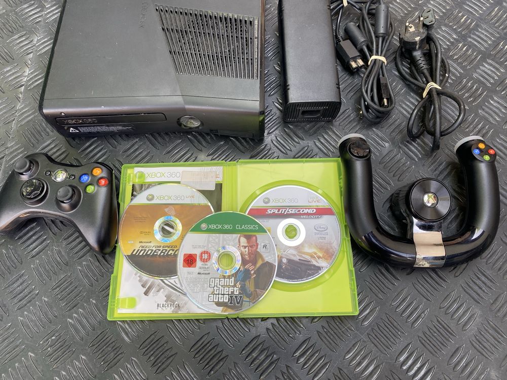Xbox 360 slim cu jocuri si controllere