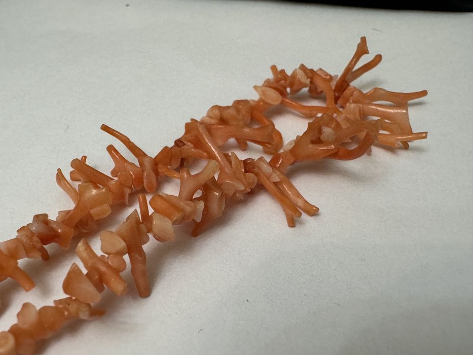 Colier din coral natural.