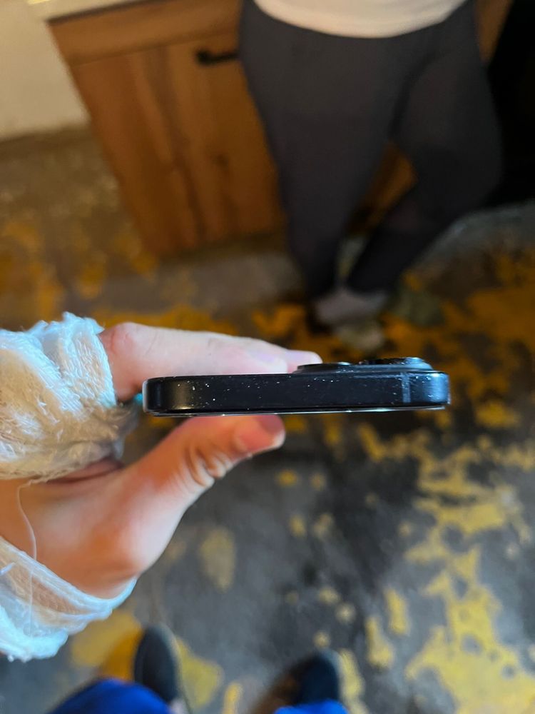 Продам iphone 15 128