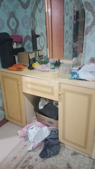 5 есікті шифонер сатылады. Ортасындағы есігі бар.