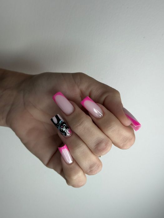 Construcție unghii sau întreținere 150 lei