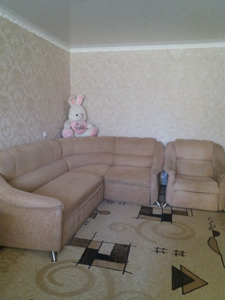 Продам диван с креслом в хорошем состоянии.