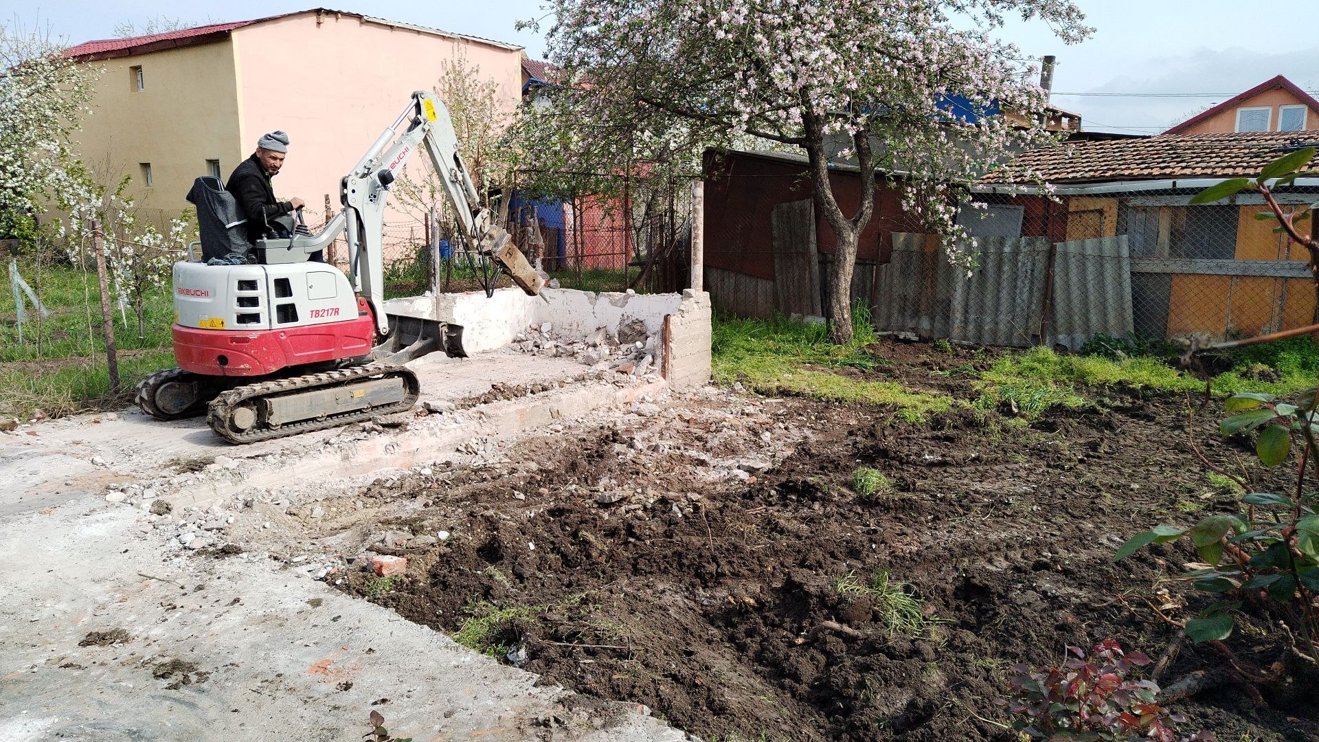 Gazon, pământ nisipos, mranită, pământ negru vegetal