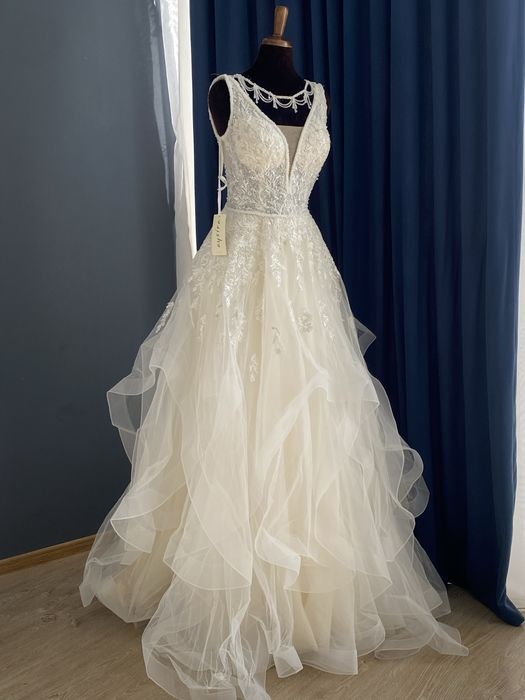 Yangu va kiyilgan kelin koʻylaklar