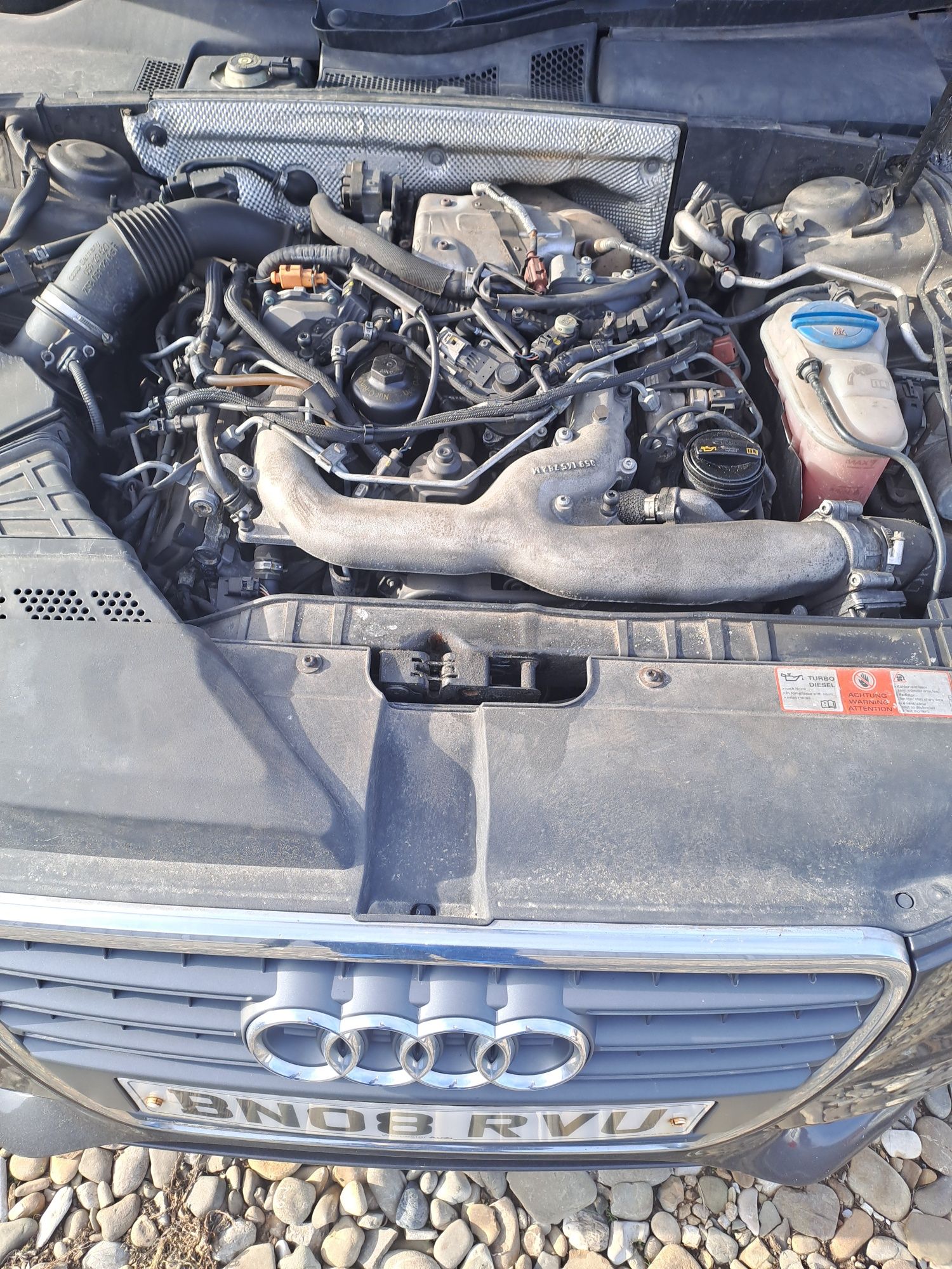 Vând Motor Audi A4 B8 2.7 TDI CGKA ,Motorul este pe mașină!