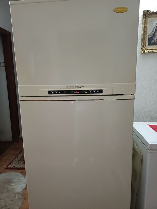 Vând frigider cu 2 usi