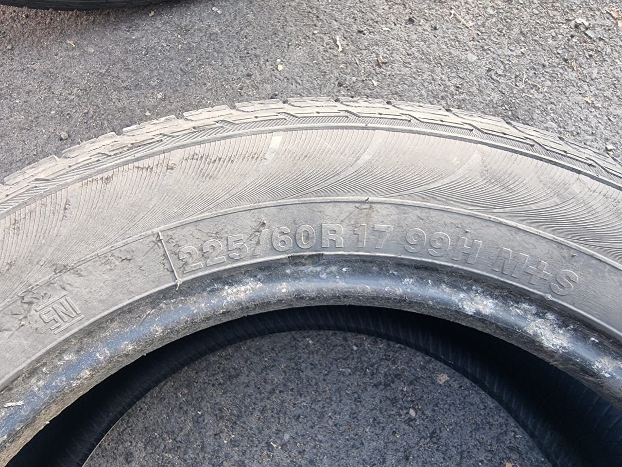225/60/17 Kumho.