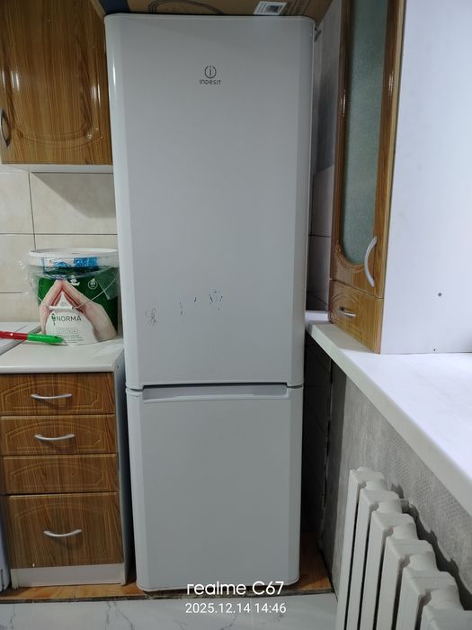 Продам холодильник indesit