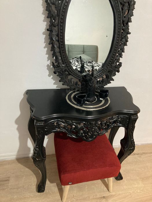 Vând masă de machiaj cu oglindă din lemn masiv