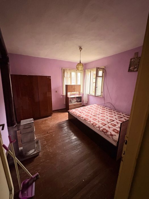 Двуетажна къща с гараж