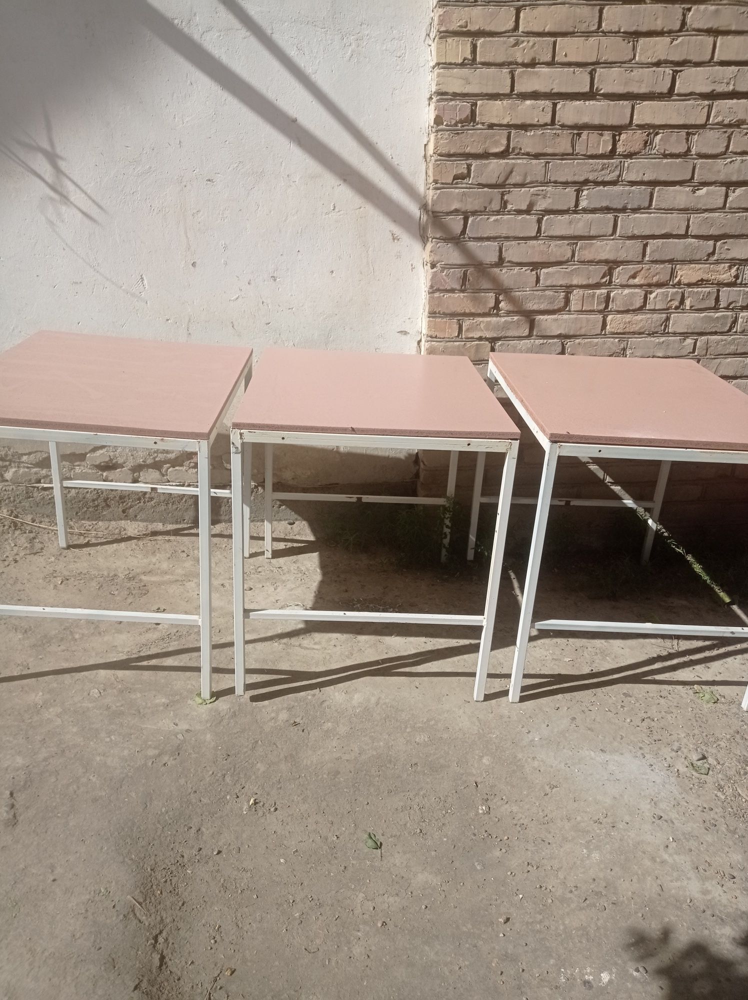 Стол сотилади 90см 90см