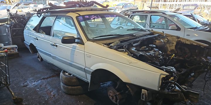 Trager / Calandru Volkswagen VW Passat B3