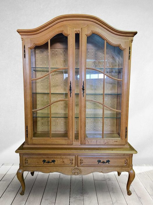 Масивна дъбова витрина със стъклени плотове в стил "ЛУИ XV"
