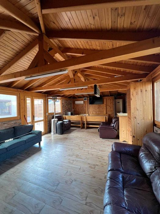 Casă de vânzare + 2 spații comerciale funcționale + foișor inchis