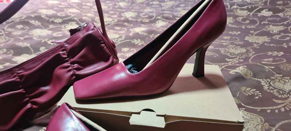 Mango елегантни обувки и чантичка в същия цвят бордо