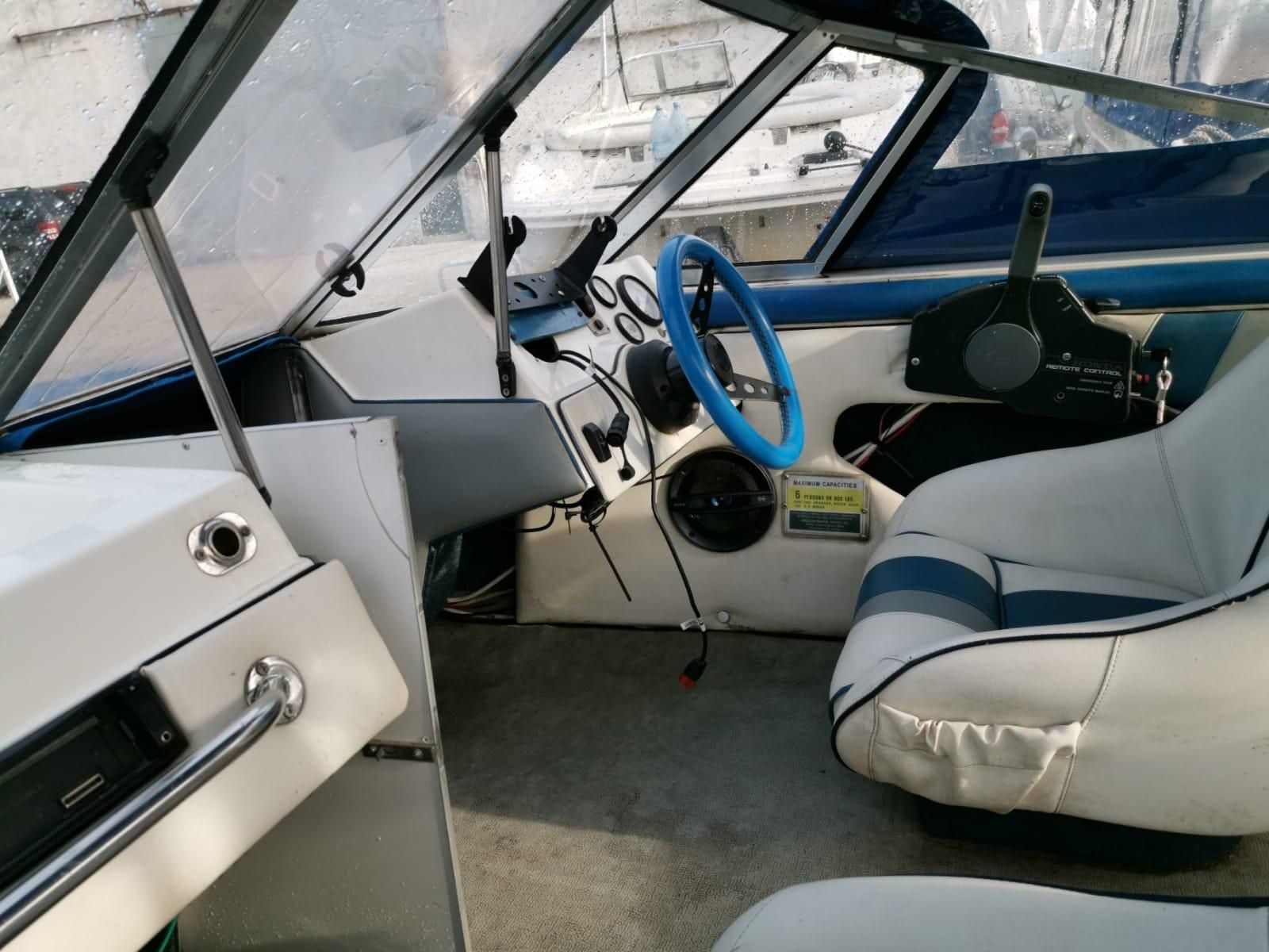 Vând barca cu motor