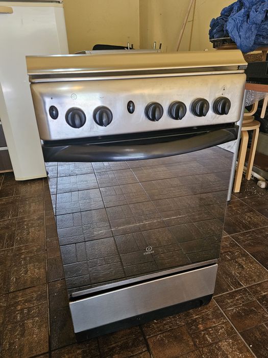 Aragaz Indesit cuptor inclus