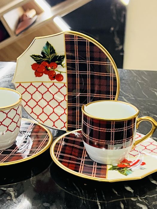 Коледен порцеланов сервиз от шест чаши и чинии