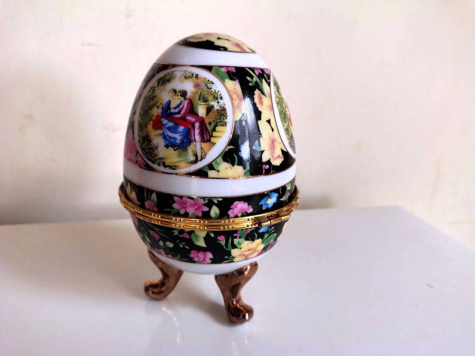 Красиво Порцеланово Яйце-Кутия за Бижута-Лимож