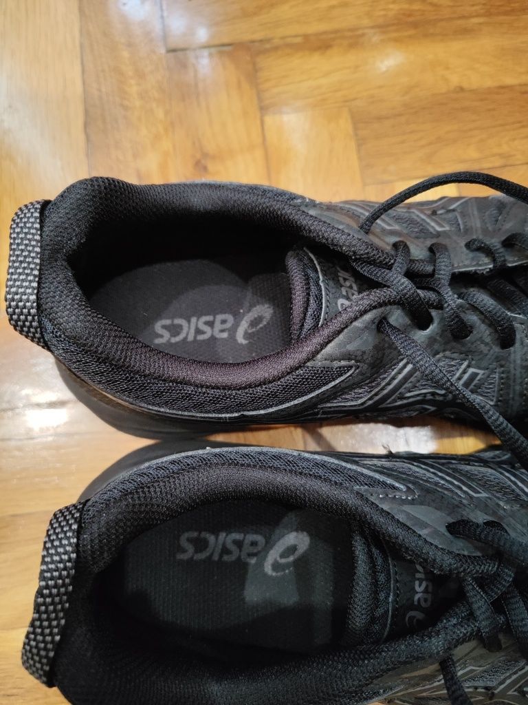 Маратонки Asics.