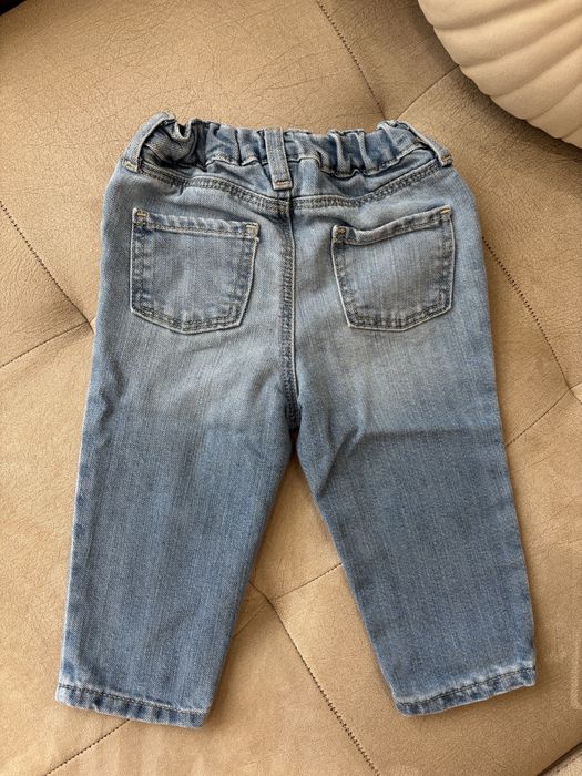 Нови дънки в размер 9-12 месеца