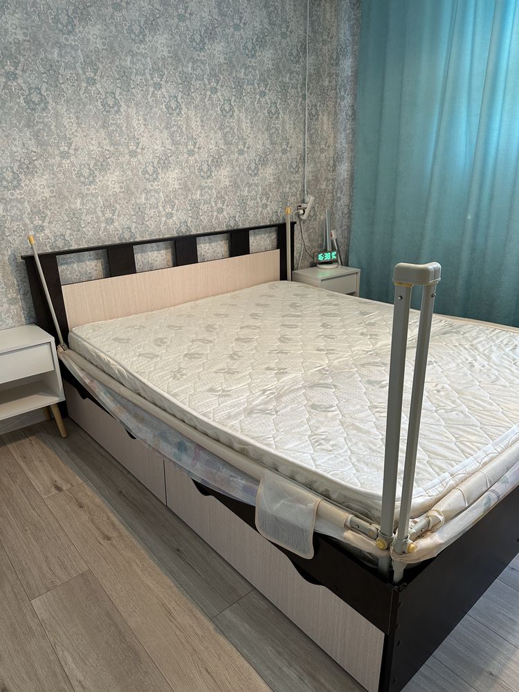Кровать с матрасом 160 на 200см