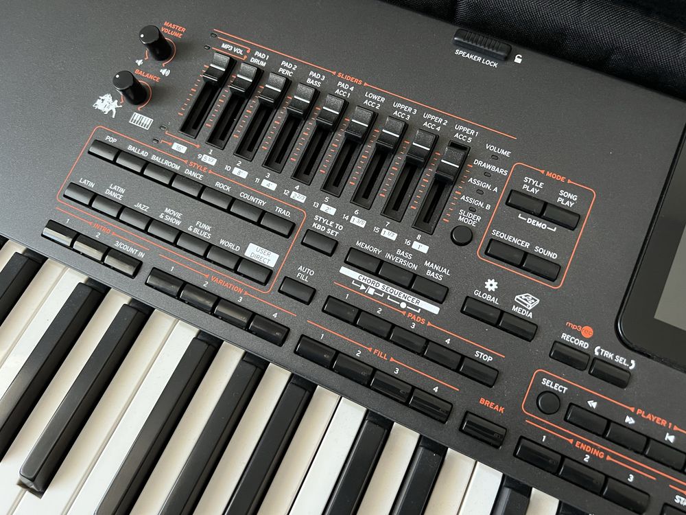 Korg Pa4X Oriental 76 clape + husa