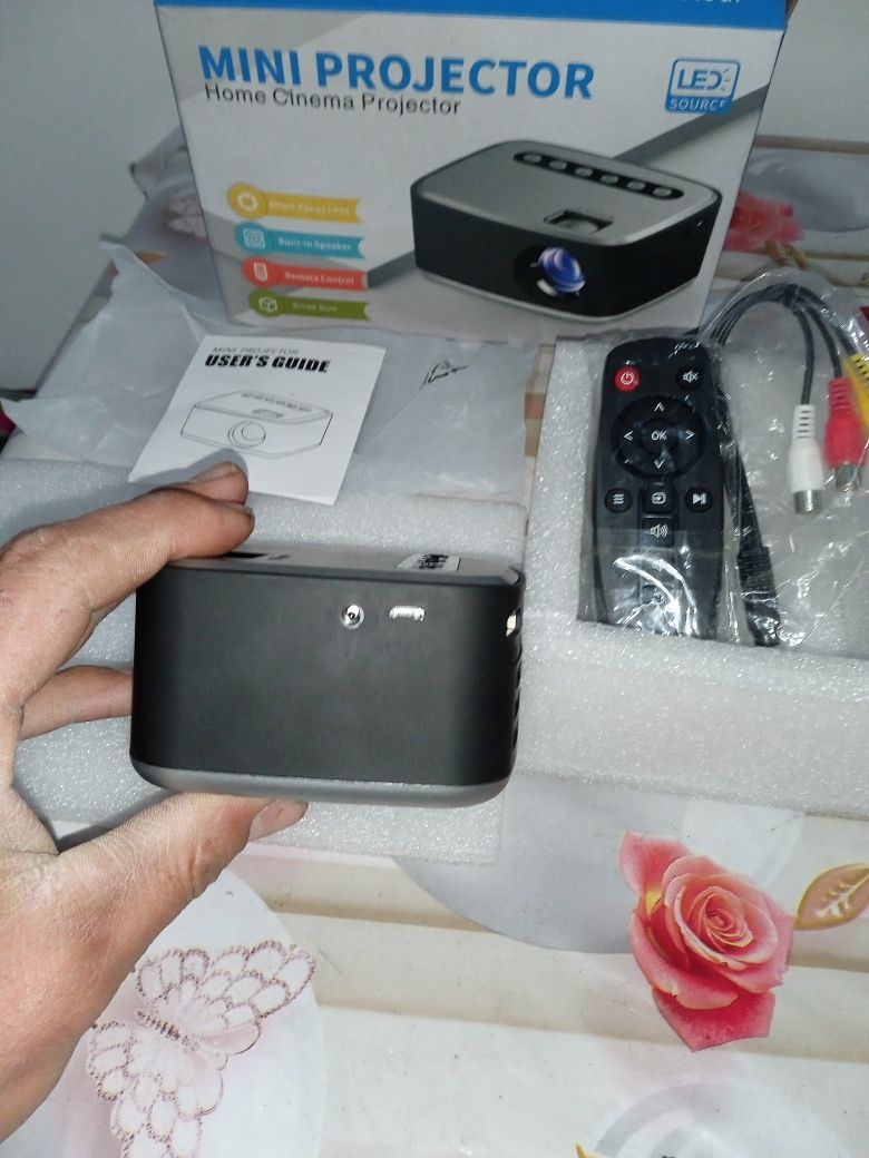 Mini projector sotiladi yangi