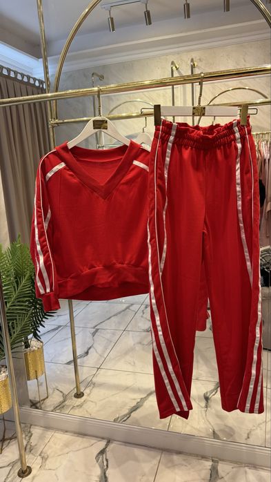 Спортен екип червен