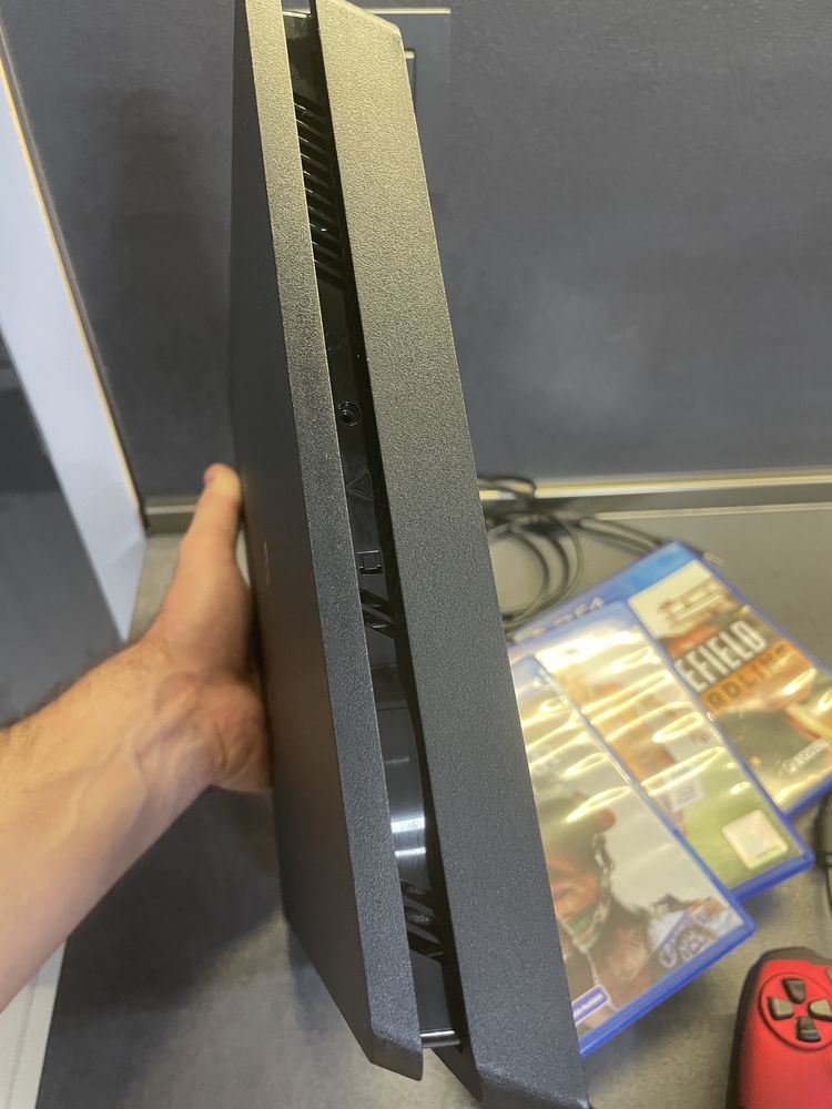 PLAYSTATION 4 slim 1TB - 2 контролера + 2 игри